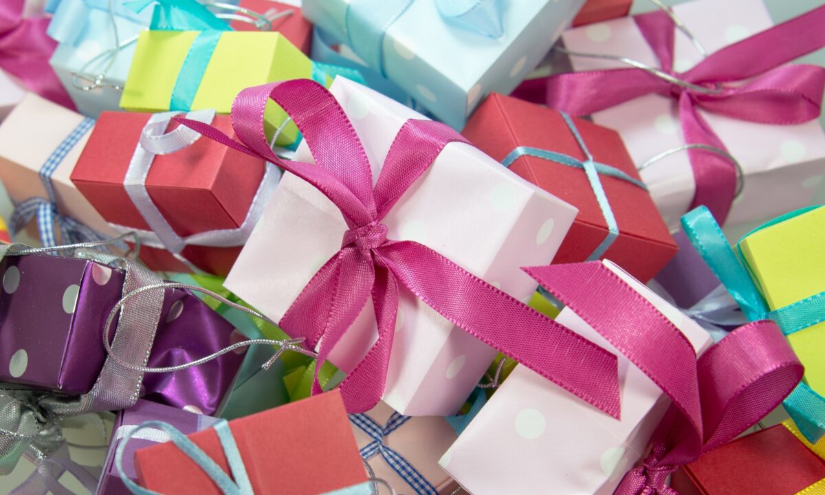 Know How to Choose the Gifts for Corporate Purposes